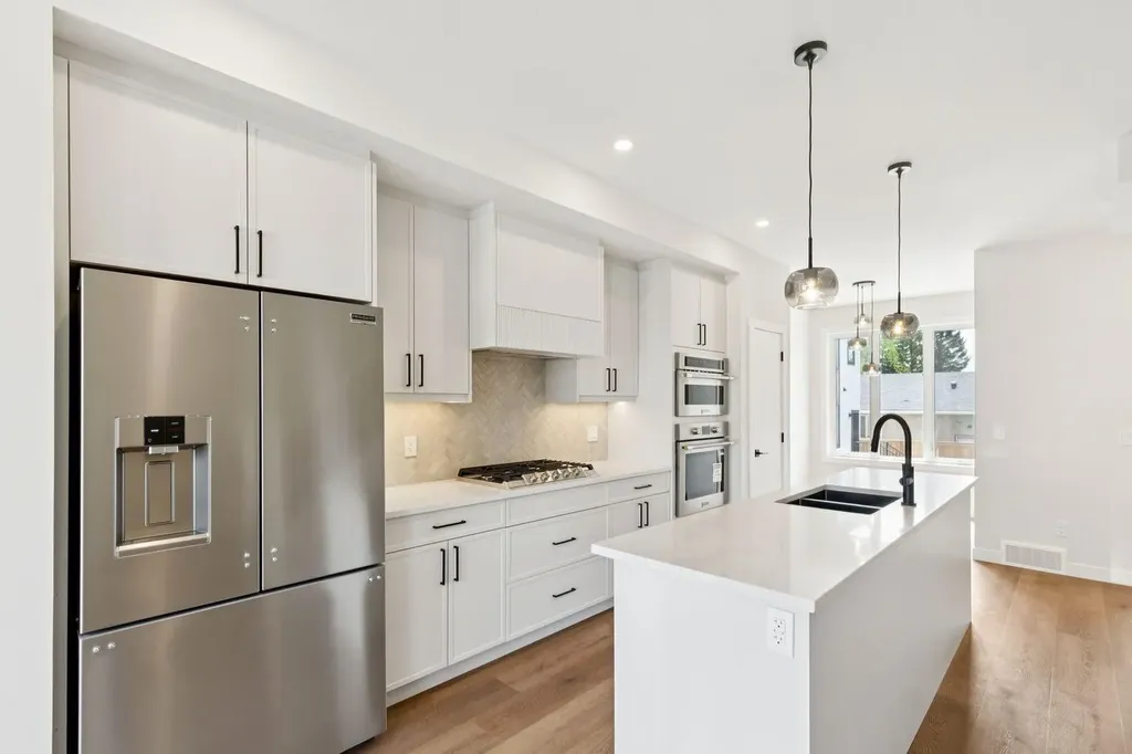 4307 30 Avenue SW Calgary AB T3E 0T5