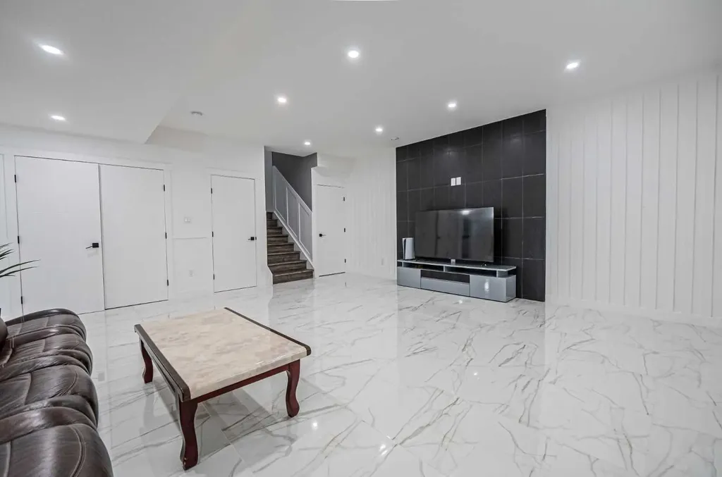 7 Waterford Heights Chestermere AB T1X 2M7