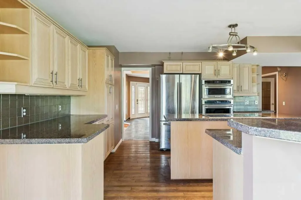 20 Patterson Mews SW Calgary AB T3H 2C7