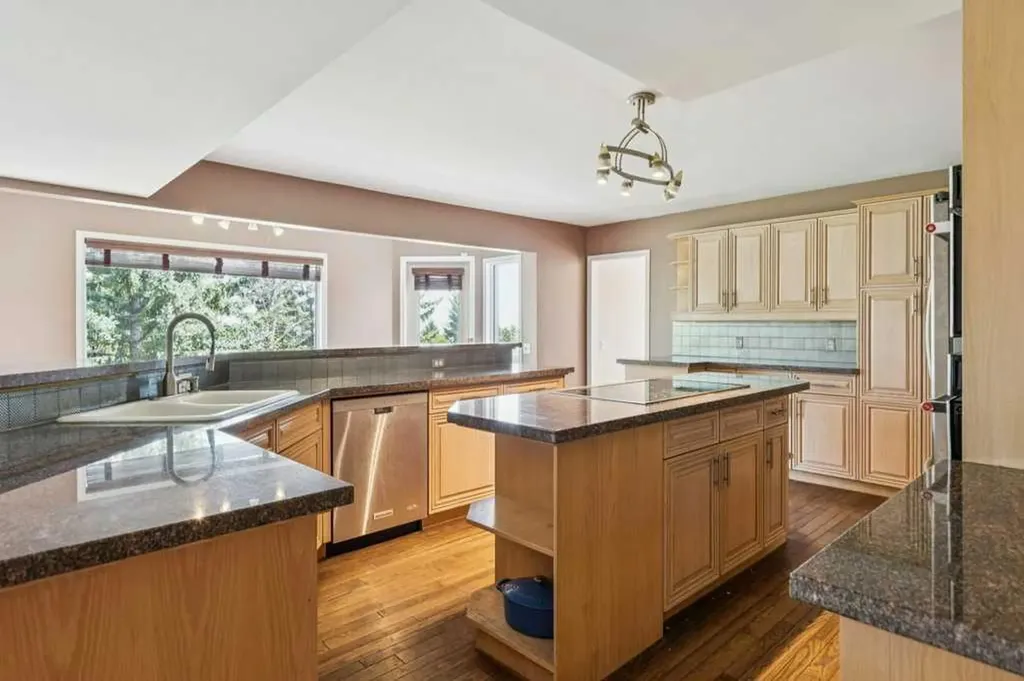 20 Patterson Mews SW Calgary AB T3H 2C7