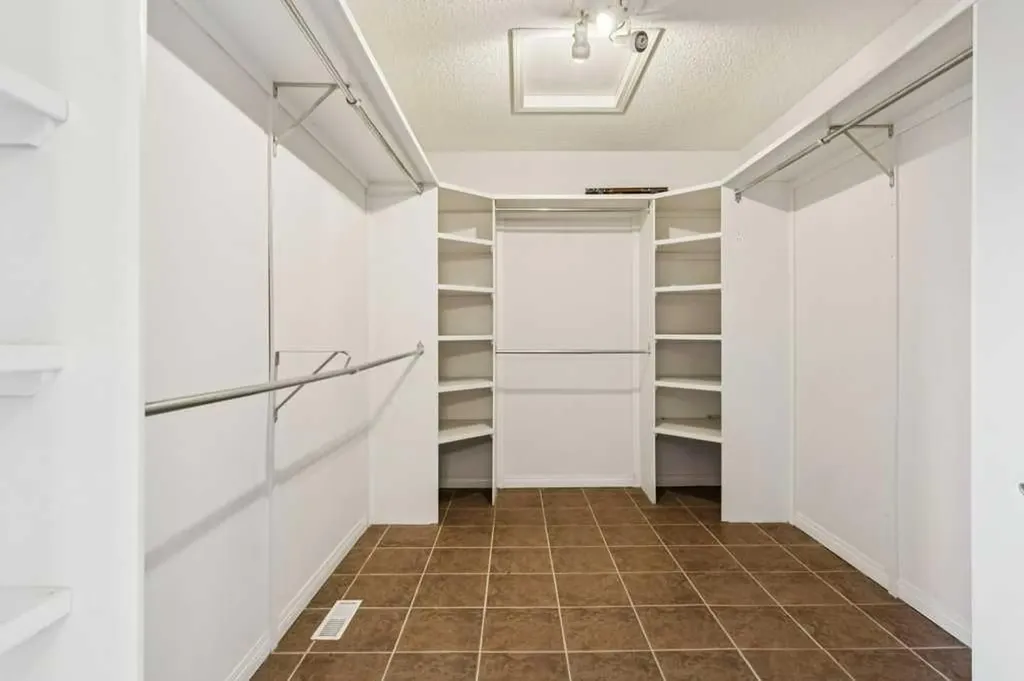 20 Patterson Mews SW Calgary AB T3H 2C7
