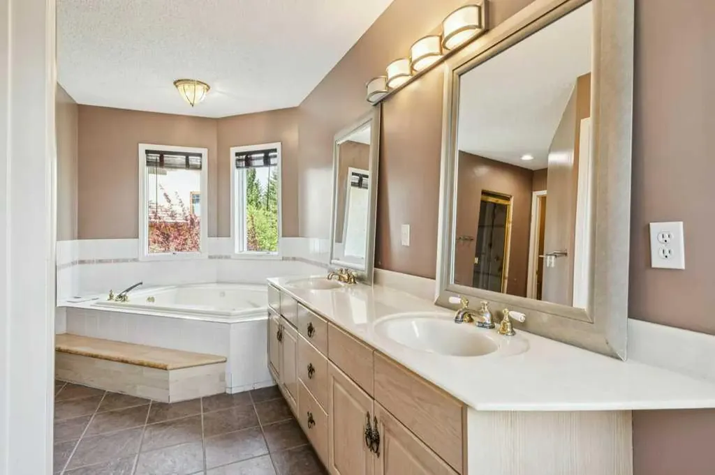 20 Patterson Mews SW Calgary AB T3H 2C7