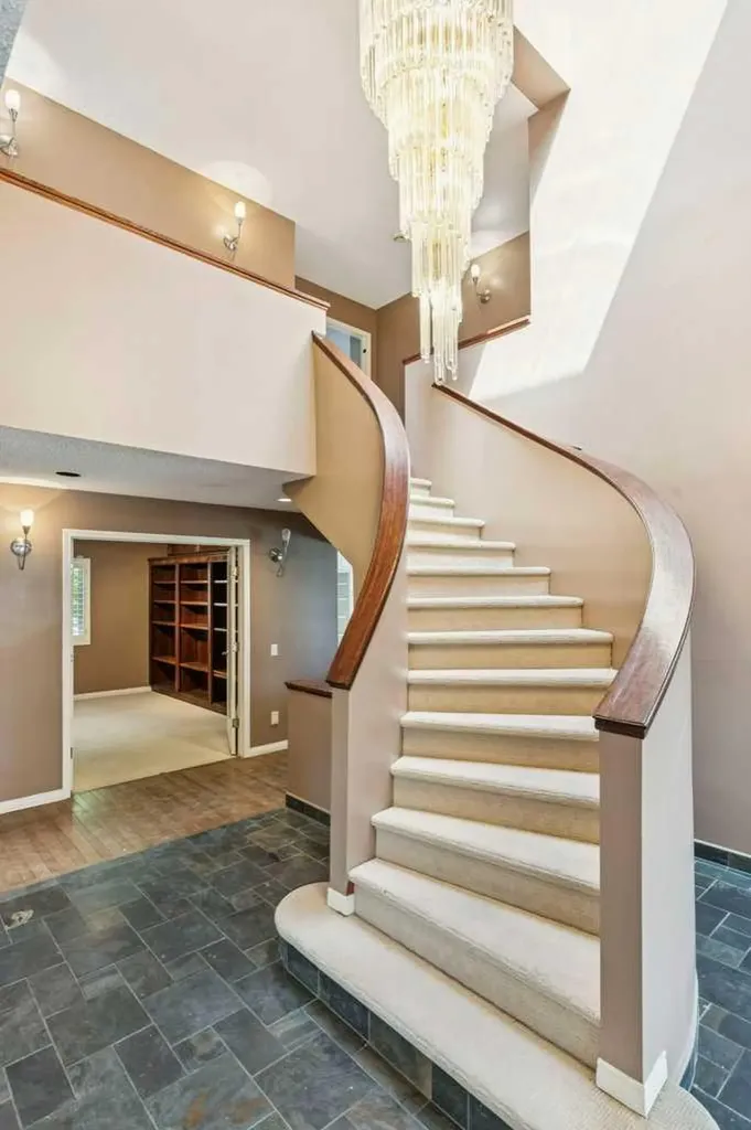 20 Patterson Mews SW Calgary AB T3H 2C7