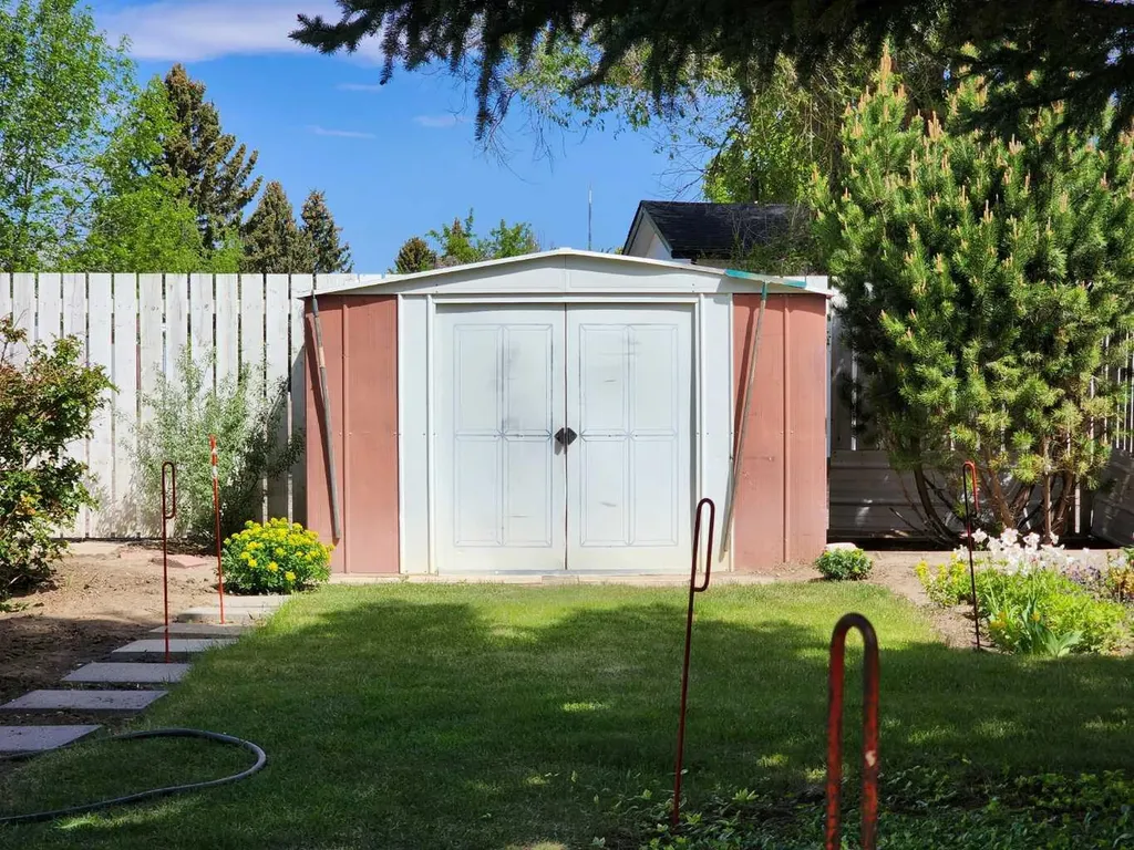 2609 14 Avenue N Lethbridge AB T1H 4C8