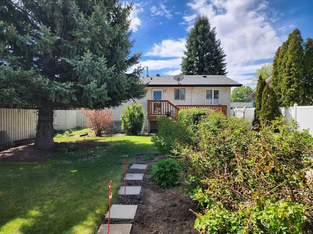 2609 14 Avenue N Lethbridge AB T1H 4C8