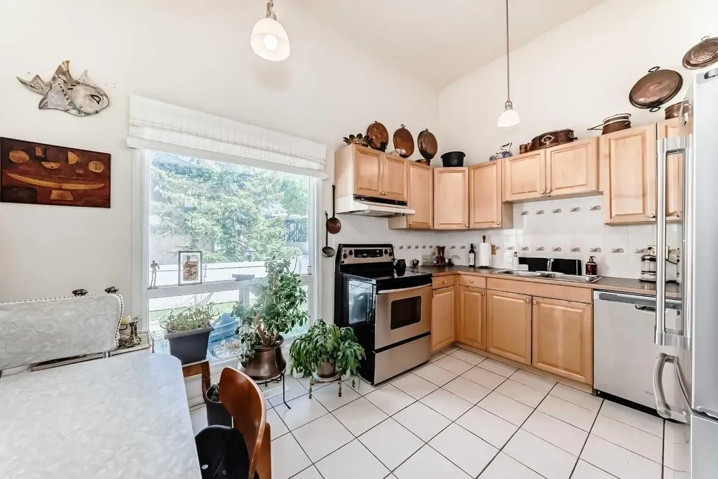 400 Brae Glen Crescent SW Calgary AB T2W 1B6