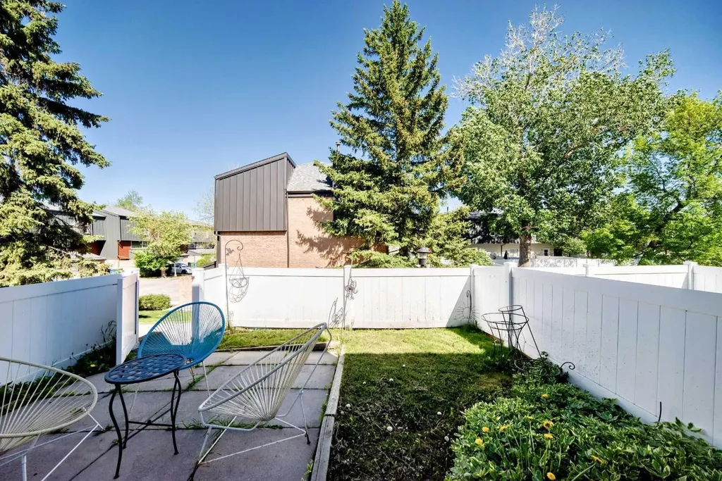 400 Brae Glen Crescent SW Calgary AB T2W 1B6