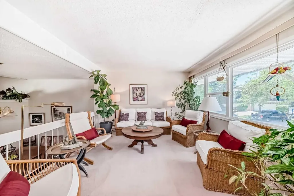 400 Brae Glen Crescent SW Calgary AB T2W 1B6
