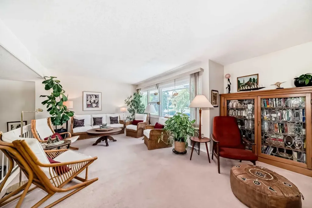 400 Brae Glen Crescent SW Calgary AB T2W 1B6