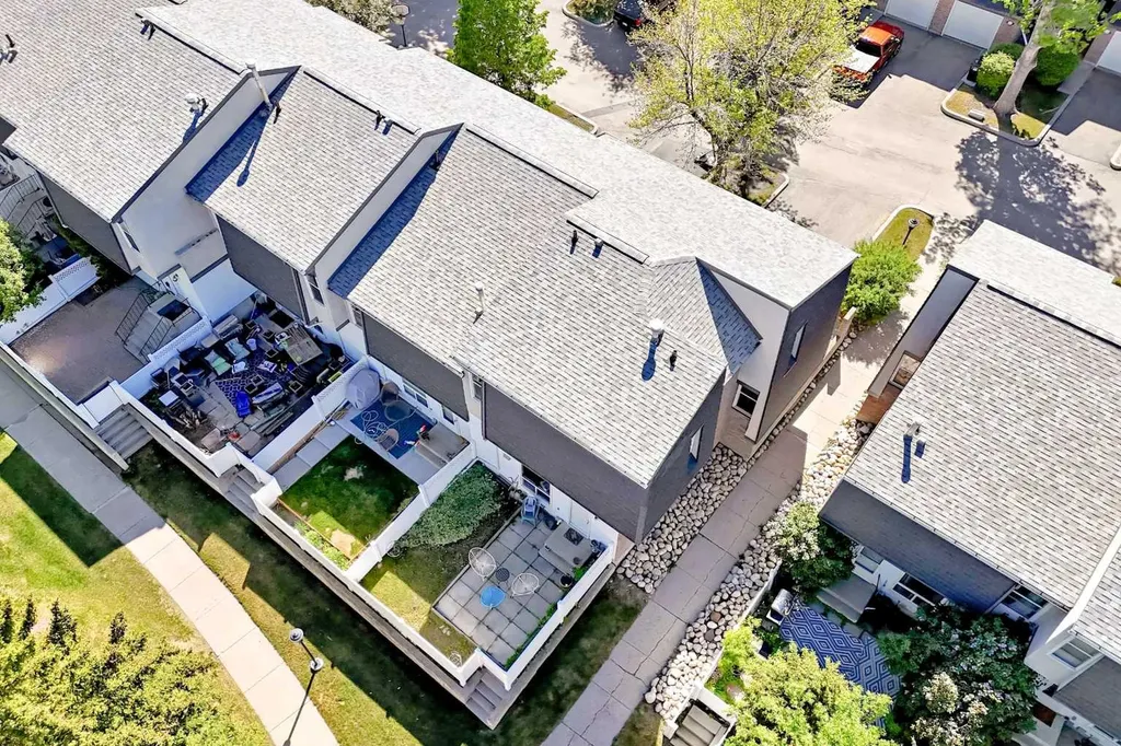 400 Brae Glen Crescent SW Calgary AB T2W 1B6