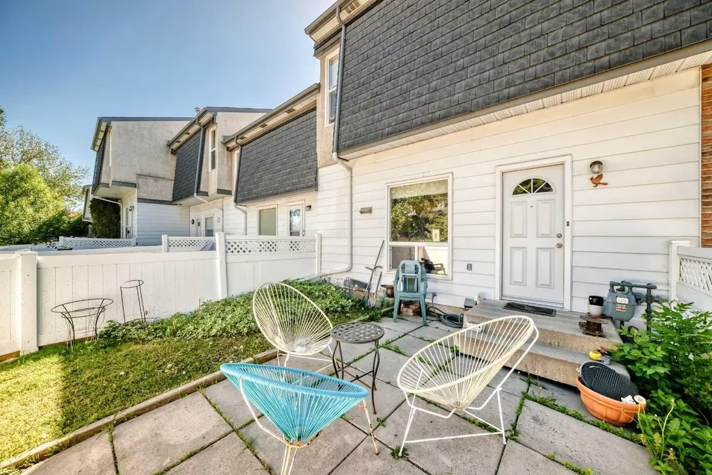 400 Brae Glen Crescent SW Calgary AB T2W 1B6