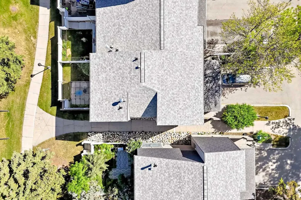 400 Brae Glen Crescent SW Calgary AB T2W 1B6