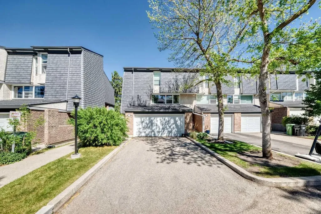 400 Brae Glen Crescent SW Calgary AB T2W 1B6