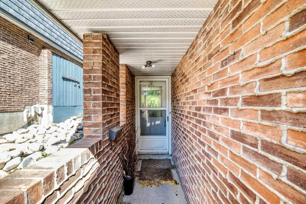 400 Brae Glen Crescent SW Calgary AB T2W 1B6