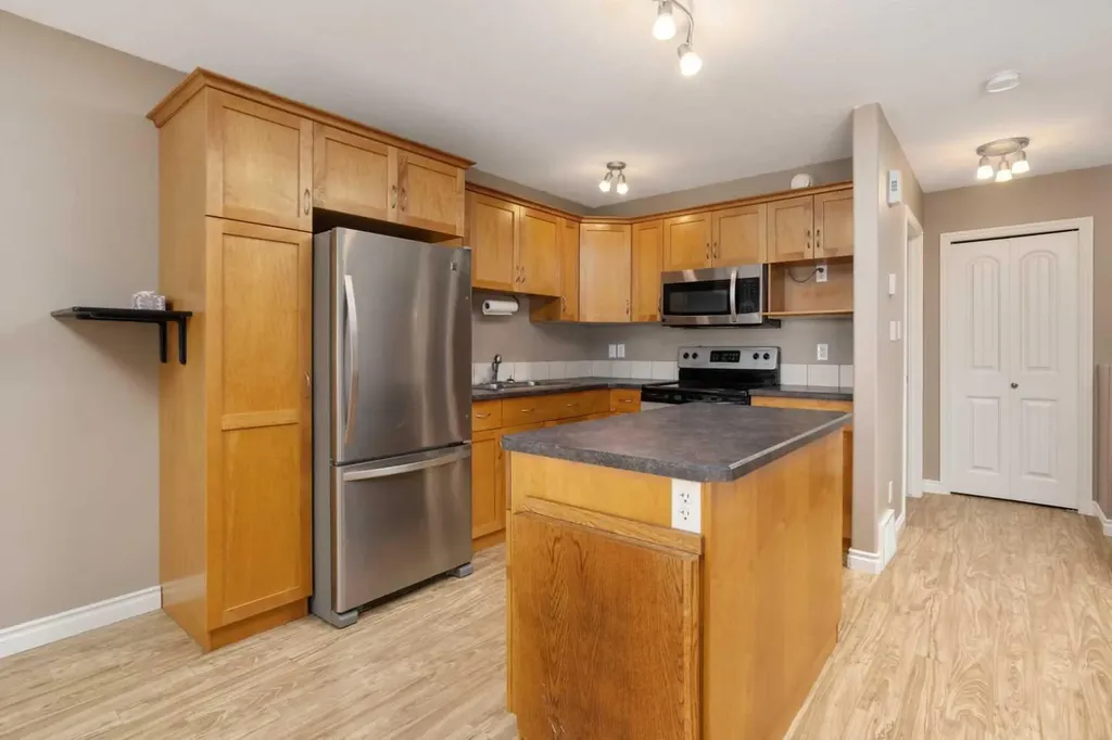 4915 45 Street Camrose AB T4V 1E3