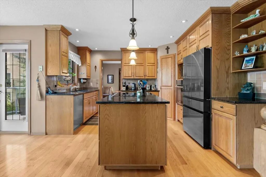 40 Scenic Ridge Place NW Calgary AB T3L 1V3