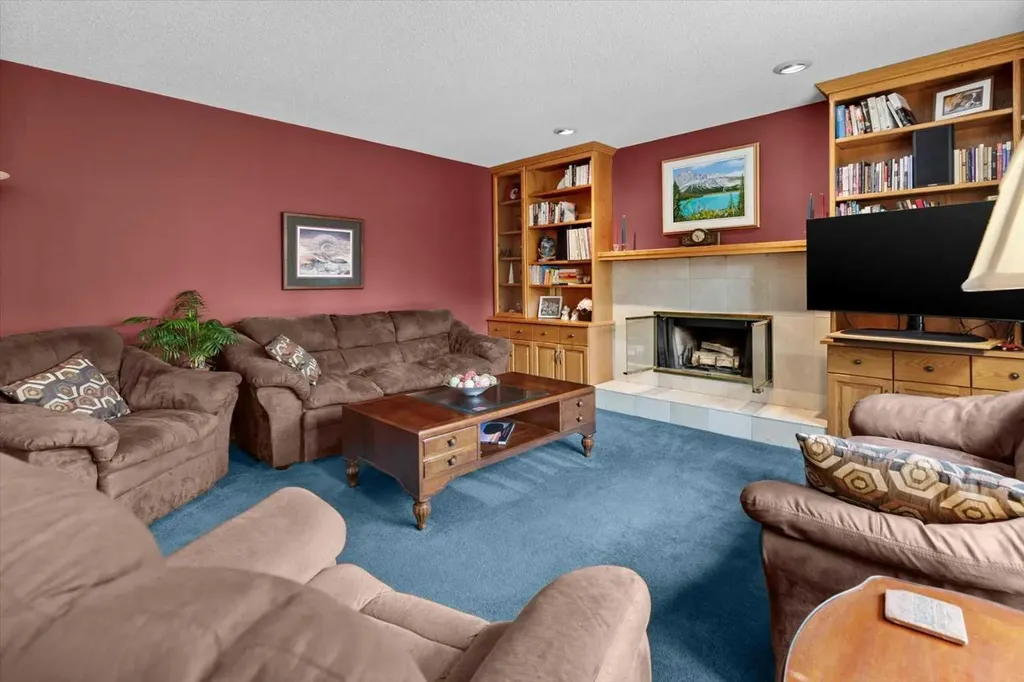 40 Scenic Ridge Place NW Calgary AB T3L 1V3