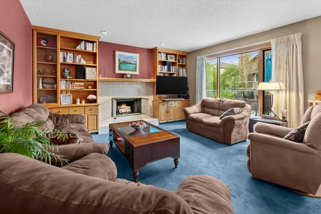 40 Scenic Ridge Place NW Calgary AB T3L 1V3