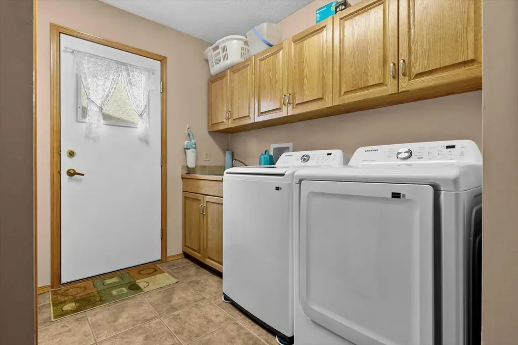 40 Scenic Ridge Place NW Calgary AB T3L 1V3