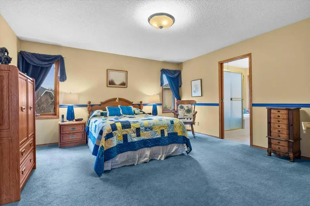 40 Scenic Ridge Place NW Calgary AB T3L 1V3