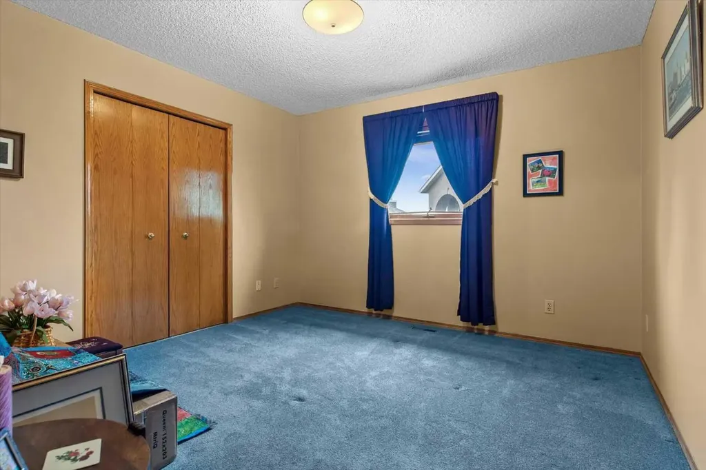 40 Scenic Ridge Place NW Calgary AB T3L 1V3