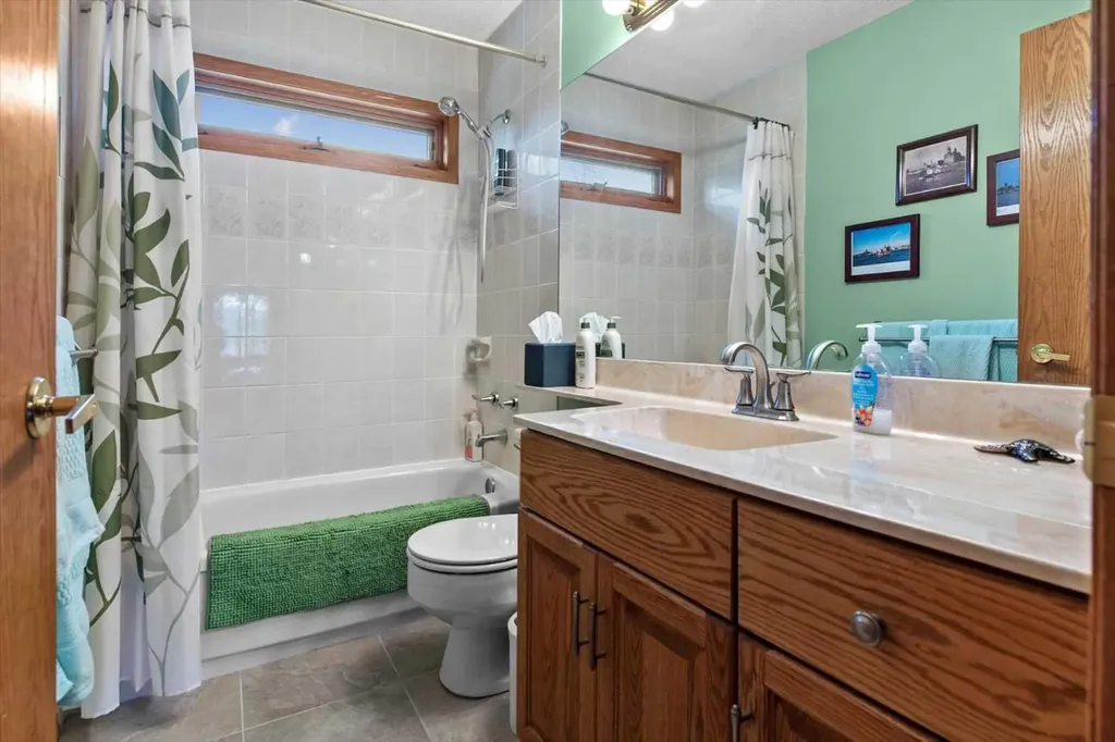 40 Scenic Ridge Place NW Calgary AB T3L 1V3