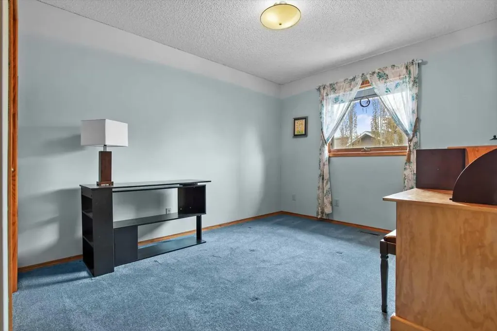 40 Scenic Ridge Place NW Calgary AB T3L 1V3