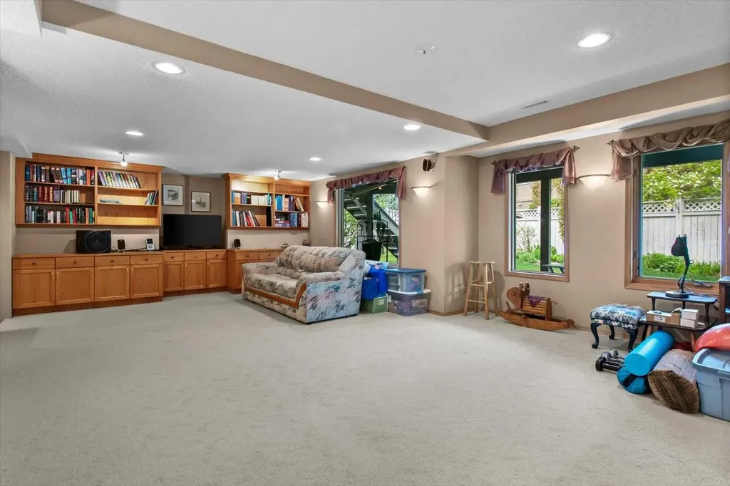 40 Scenic Ridge Place NW Calgary AB T3L 1V3
