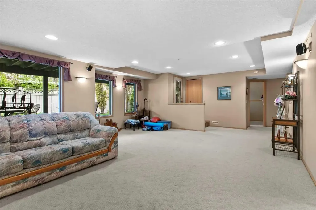 40 Scenic Ridge Place NW Calgary AB T3L 1V3