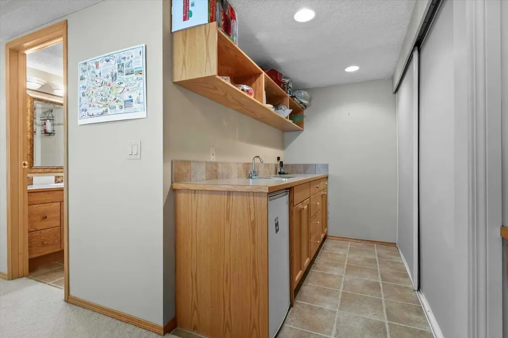 40 Scenic Ridge Place NW Calgary AB T3L 1V3