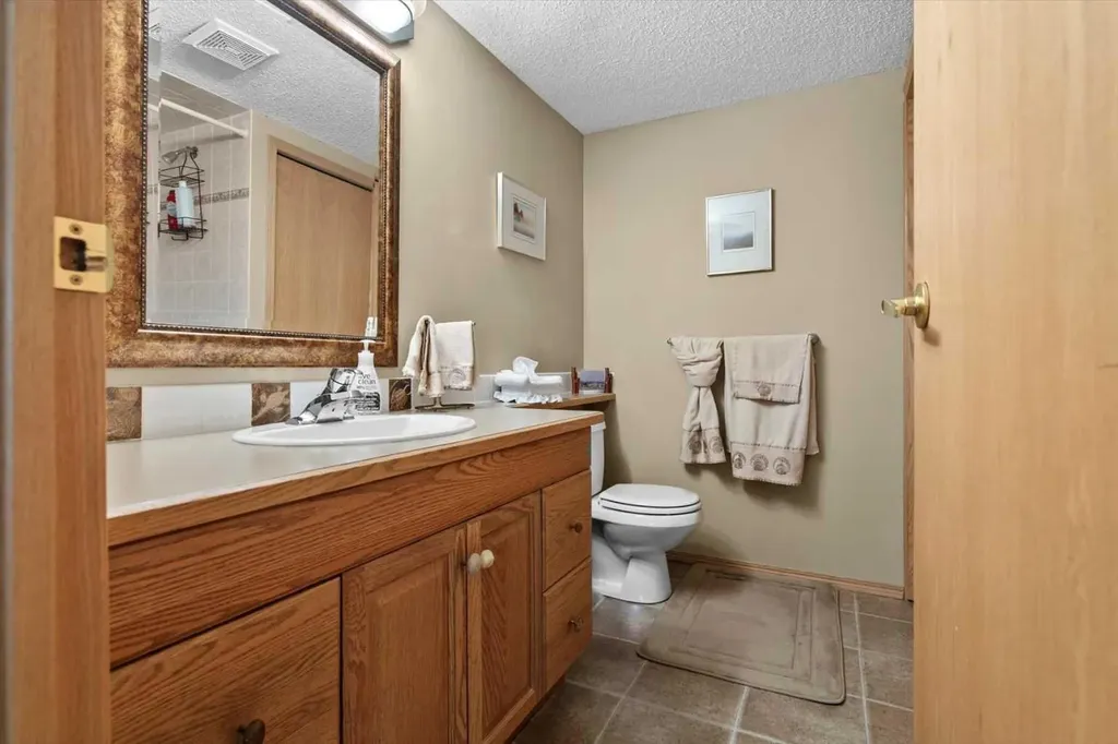 40 Scenic Ridge Place NW Calgary AB T3L 1V3