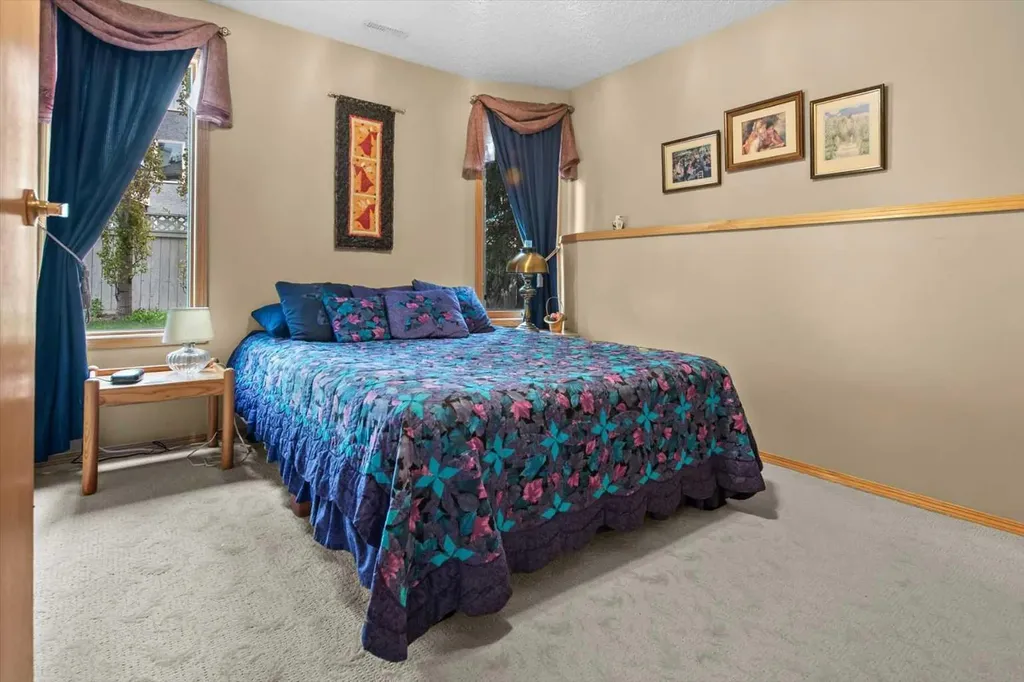 40 Scenic Ridge Place NW Calgary AB T3L 1V3