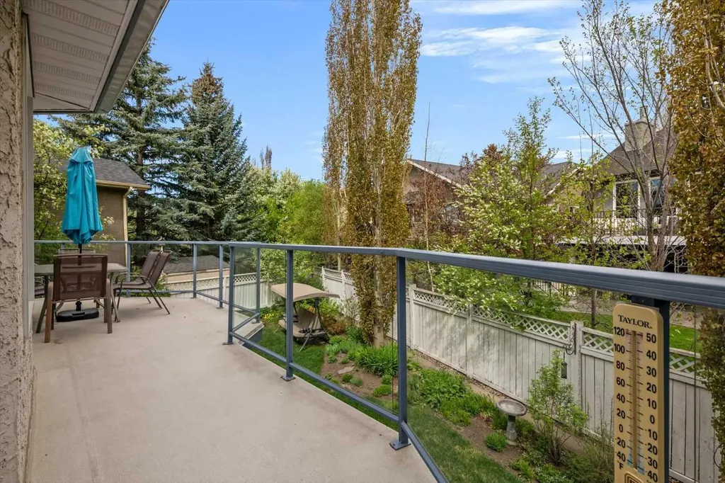40 Scenic Ridge Place NW Calgary AB T3L 1V3