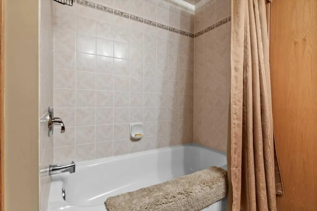 40 Scenic Ridge Place NW Calgary AB T3L 1V3