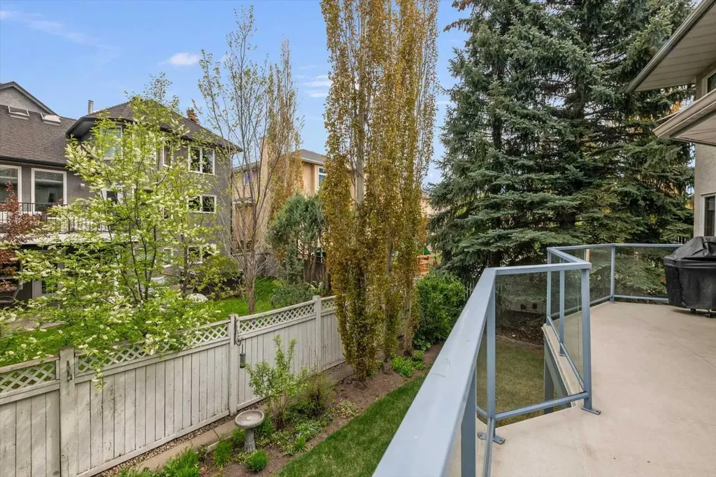 40 Scenic Ridge Place NW Calgary AB T3L 1V3