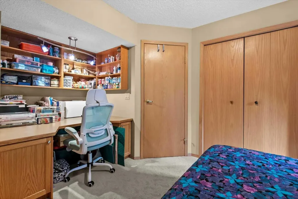 40 Scenic Ridge Place NW Calgary AB T3L 1V3