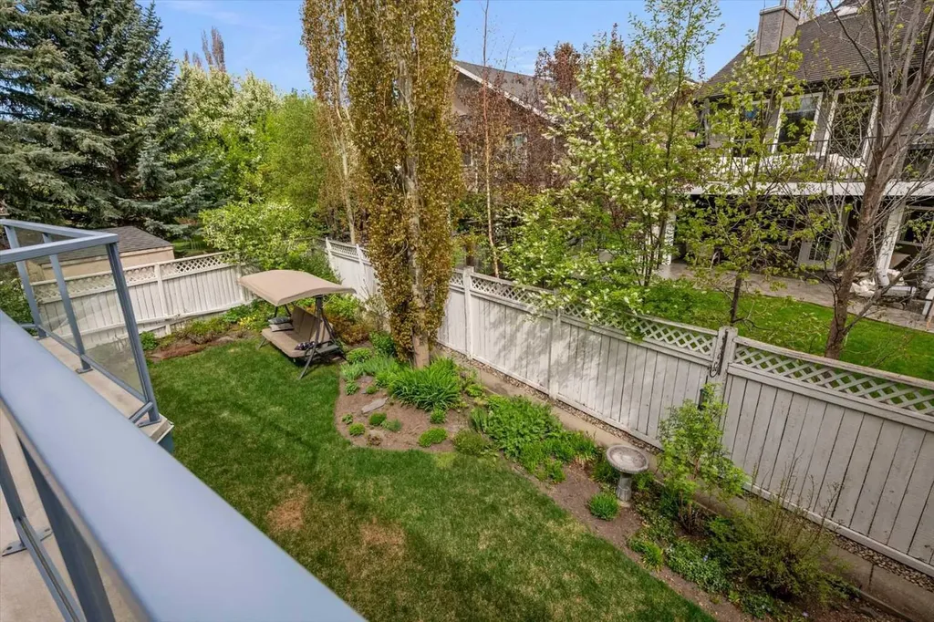40 Scenic Ridge Place NW Calgary AB T3L 1V3