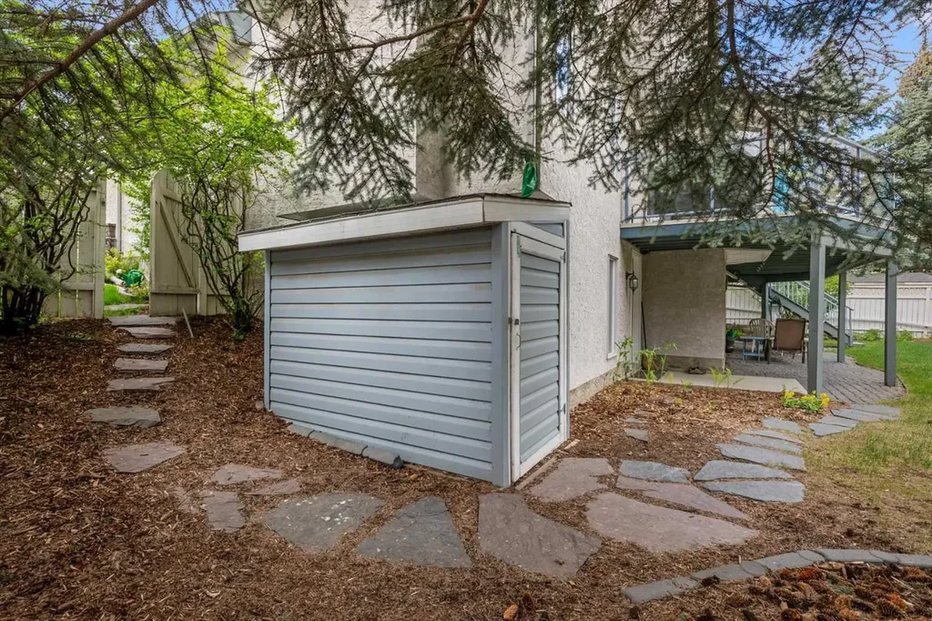 40 Scenic Ridge Place NW Calgary AB T3L 1V3