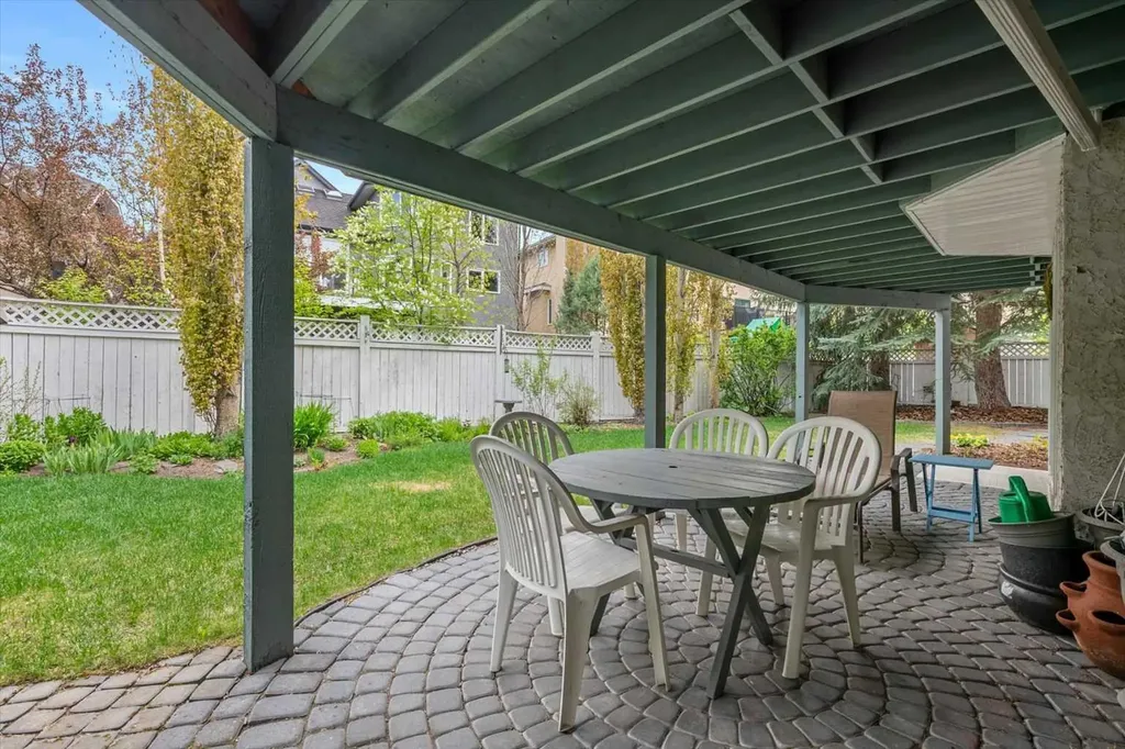 40 Scenic Ridge Place NW Calgary AB T3L 1V3