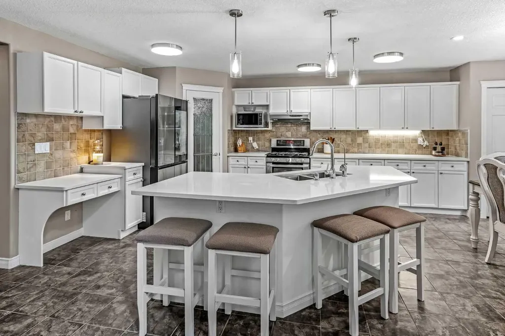 66 Crestmont Drive SW Calgary AB T3B 5X7