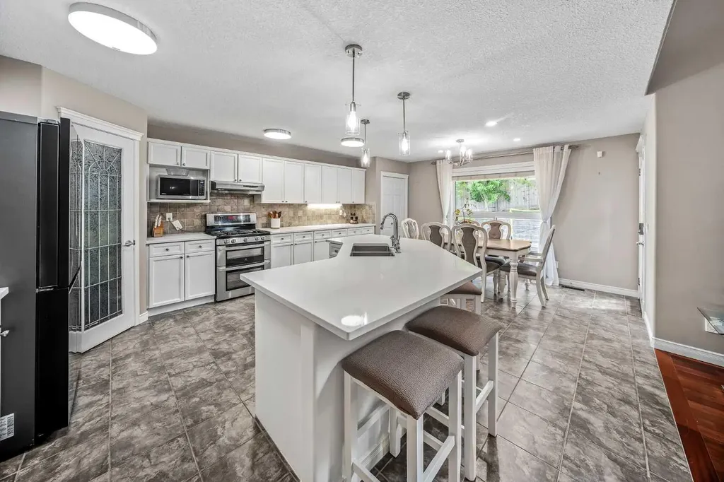 66 Crestmont Drive SW Calgary AB T3B 5X7