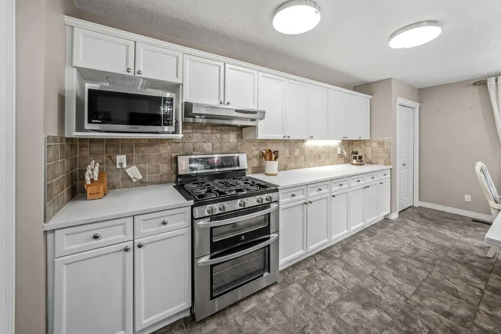 66 Crestmont Drive SW Calgary AB T3B 5X7