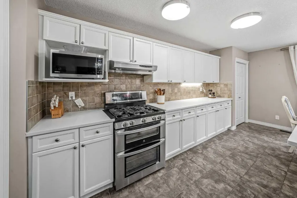 66 Crestmont Drive SW Calgary AB T3B 5X7