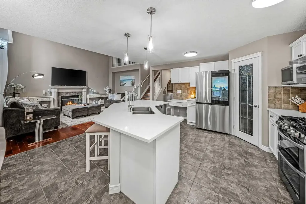 66 Crestmont Drive SW Calgary AB T3B 5X7