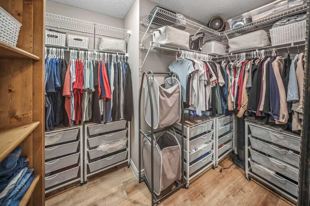 66 Crestmont Drive SW Calgary AB T3B 5X7