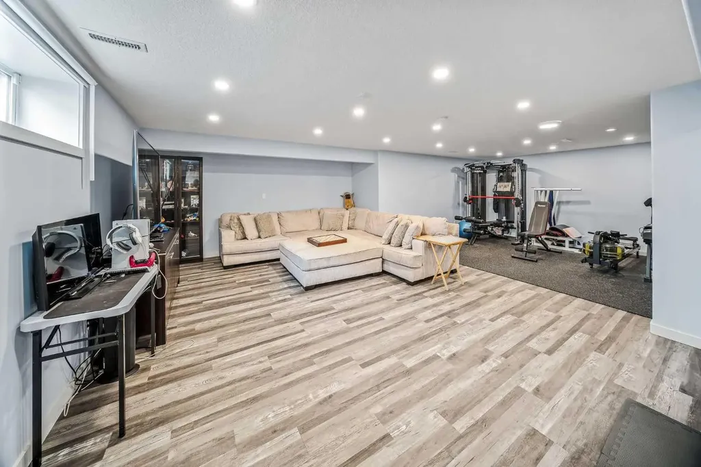 66 Crestmont Drive SW Calgary AB T3B 5X7