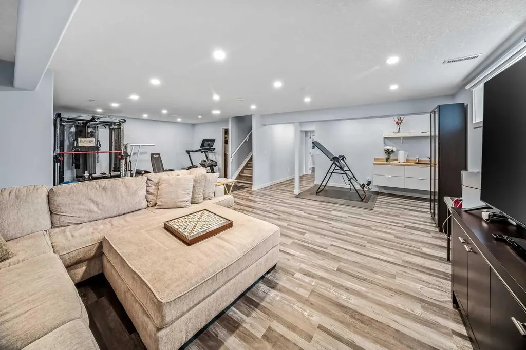 66 Crestmont Drive SW Calgary AB T3B 5X7