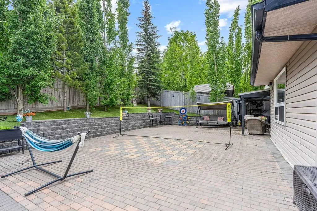 66 Crestmont Drive SW Calgary AB T3B 5X7