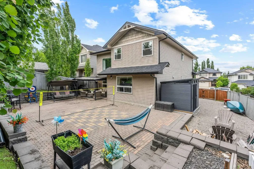 66 Crestmont Drive SW Calgary AB T3B 5X7