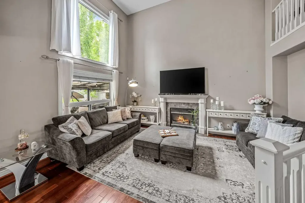 66 Crestmont Drive SW Calgary AB T3B 5X7